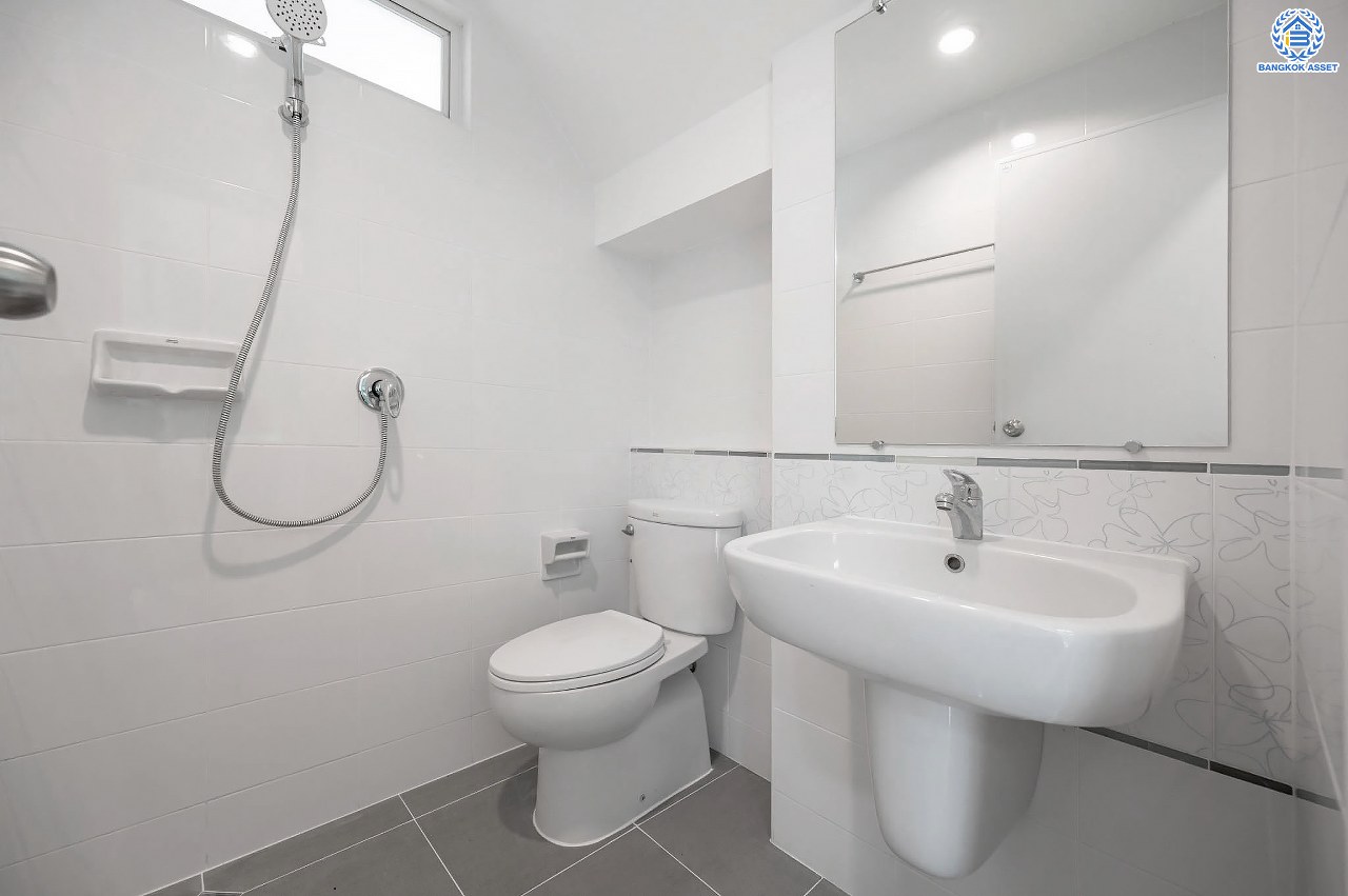 บ้านมือสองตกแต่งใหม่ โครงการ พฤกษ์ลดา2 บางใหญ่ เนื้อที่ 55 ตร.ว. ฟังก์ชัน 4 ห้องนอน 2 ห้องน้ำ 1 ที่จอดรถ บนทำเลดี เชื่อมต่อหลายเส้นทาง ใกล้รถไฟฟ้าสายสีม่วง "สถานีคลองบางไผ่" จุดขึ้นทางด่วน "กาญจนาภิเษก" และห้างสรรพสินค้าเซ็นทรัลเวสต์เกต